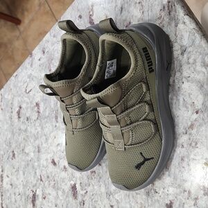 Young Boys size 1.5 green puma sneakers brand new